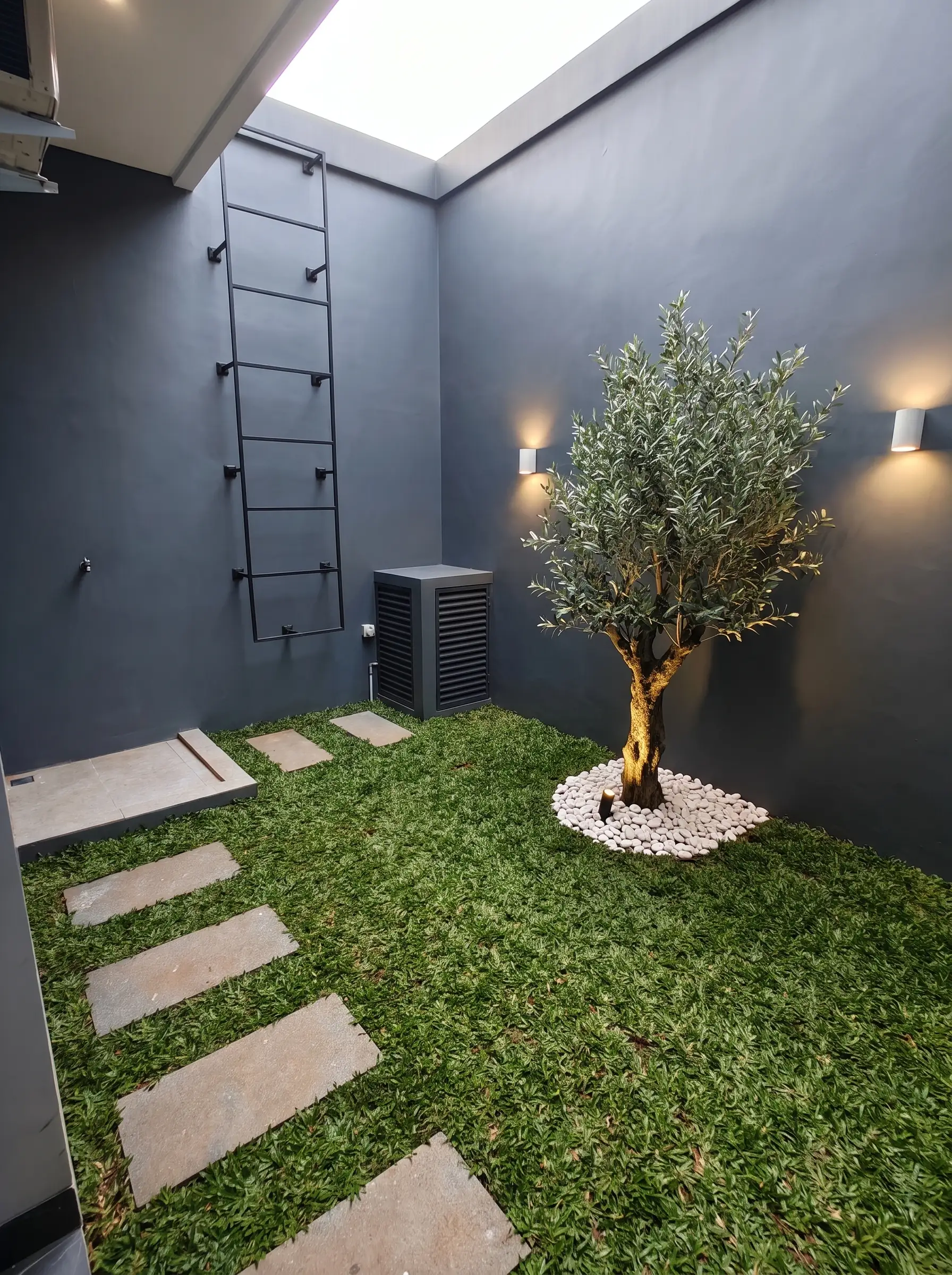 Area taman belakang Granada Residence