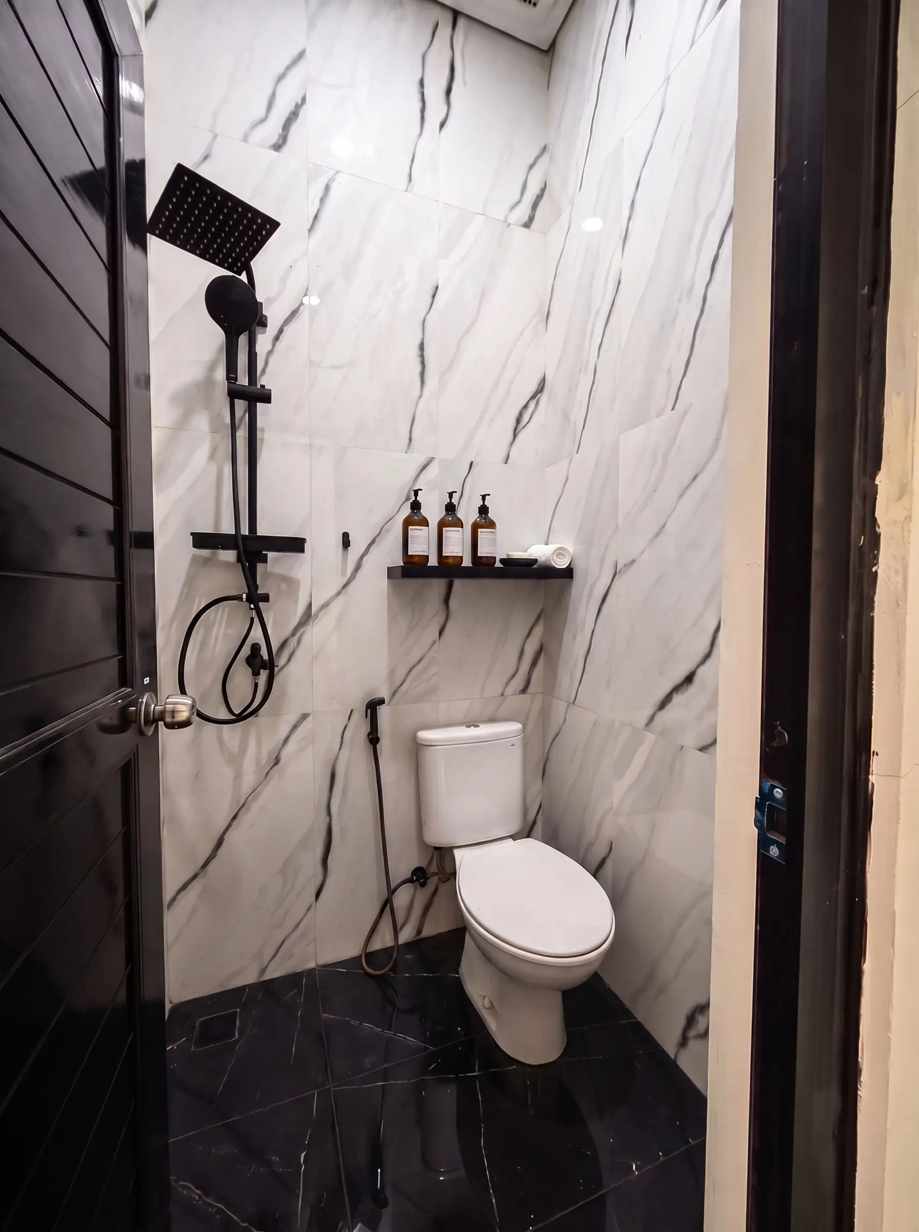 Kamar mandi modern Granada Residence