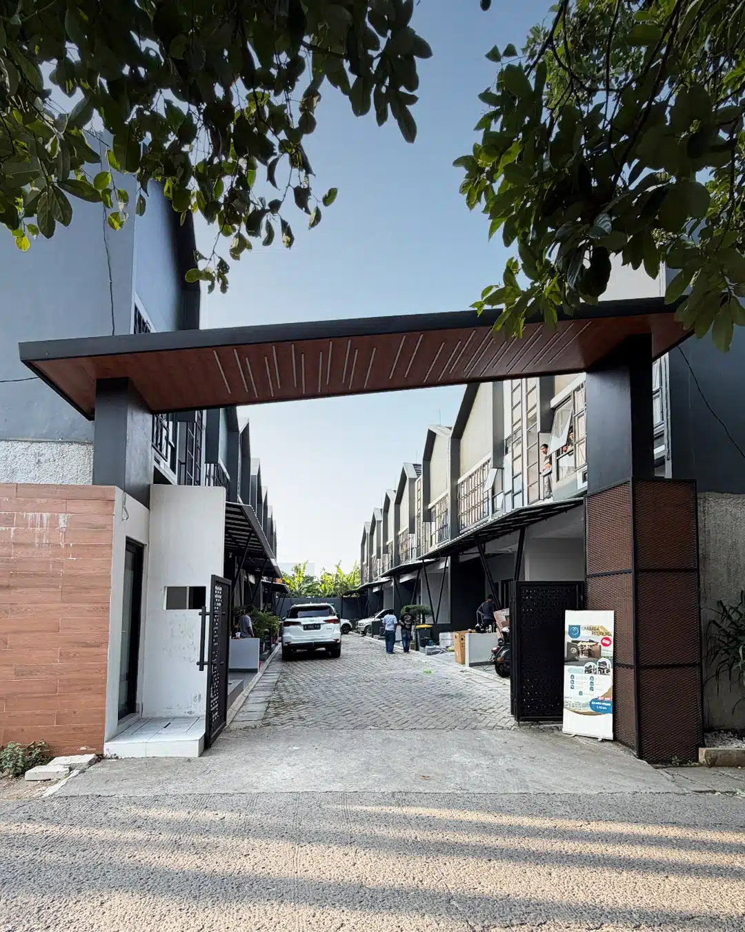 Gerbang utama Granada Residence
